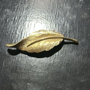 Vintage Avon Brooch Signed Gold Tone Leaf Pin 2.25" Fall Autumn